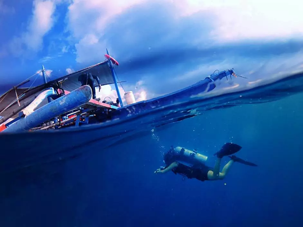 潛水拍照新姿勢(shì)，放下你的剪刀手，我們來這樣拍